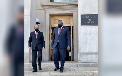 <p><strong>ALLIES.</strong> Defense Secretary Delfin Lorenzana (left) and his US counterpart, Lloyd Austin III, meet in Washington DC on Friday (Sept. 10, 2021). The two defense officials renewed their commitment to further enhance defense relations between Manila and Washington DC. <em>(Photo courtesy of DND)</em></p>