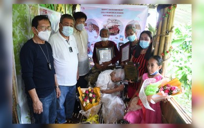 <p><strong>WELL-WISHERS.</strong> Chairperson Franklin Quijano (3rd from left) of the National Commission on Senior Citizens, with Kabankalan City Mayor Pedro Zayco (2nd from left) and Vice Mayor Raul Rivera (left), visits oldest living Filipino Francisca Montes Susano during her 124th birthday at home in Barangay Oringao on Saturday (Sept. 11, 2021). Quijano gave her a plaque of recognition, cash gift and a manager’s check.<em> (Photo courtesy of City of Kabankalan Facebook page)</em></p>