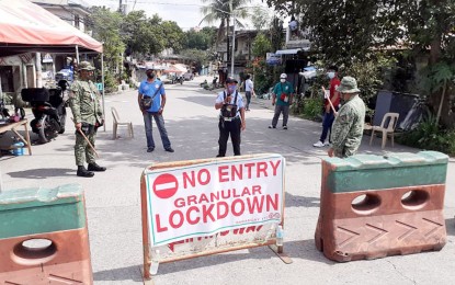 <p><strong>GRANULAR LOCKDOWN.</strong> Police and village personnel man the entrance of Azalea Street in Parkland Subdivision, Camarin, Caloocan City on Sept. 10, 2021. Local authorities locked down the area due to a surge in Covid-19 cases. <em>(PNA photo by Ben Briones)</em></p>