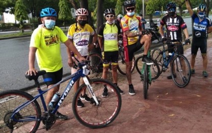 <p><strong>COVID-19 SAFETY.</strong> This undated photo shows a group of bikers taking a rest at the bike lane of the Cebu South Coastal Road. Lt. Col. Wilbert Parilla, Cebu City Police Office deputy chief for operations, on Monday (Sept 13, 2021) said roving cops will apprehend bikers who do not wear a face mask. <em>(Photo from Remegio Cenita's FB page)</em></p>