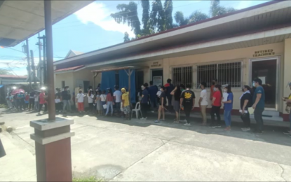 <p><strong>VOTERS' REGISTRATION.</strong> Long lines of people who intend to vote in the May 2022 elections are observed in the city and municipal offices of the Commission on Elections in Bataan on Thursday (Sept. 16, 2021). The influx of registrants has been noticeable since Sept. 6 when Comelec offices again started accepting applicants after being closed during the enhanced community quarantine and modified enhanced community quarantine periods. <em>(Photo by Ernie Esconde)</em></p>