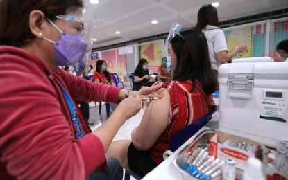 <p><strong>JABBED.</strong> A medical front-liner (left) administers the second dose of the AstraZeneca vaccine at a mall in Antipolo City on Friday (Sept. 17, 2021). The Philippines has breached the 40-million mark in terms of Covid-19 jabs administered, with 40,030,388 shots given as of September 15. <em>(PNA photo by Joey O. Razon)</em></p>