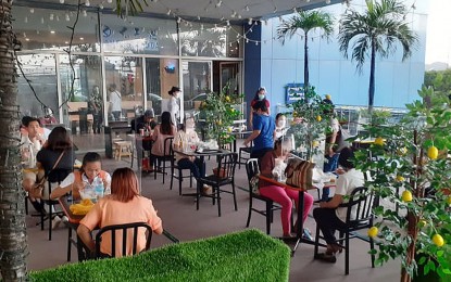 <p><strong>SAFETY.</strong> Customers of a Japanese restaurant at a mall in Fairview, Quezon City dine outside on Thursday (Sept. 16, 2021). Under Alert Level 4 in Metro Manila, outdoor services are allowed at 30 percent capacity, regardless of Covid-19 vaccination status. <em>(PNA photo by Ben Briones)</em></p>