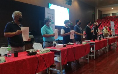<p><strong>CONNECTED.</strong> Cordillera leaders and Presidential Legal Counsel Salvador Panelo (5th from left) show the memorandum of agreement between the region and internet service provider Converge signed at the Baguio Convention Center on Friday (Sept. 17, 2021). The deal will provide internet connectivity even in remote mountain towns. <em>(PNA photo by Liza Agoot)</em></p>