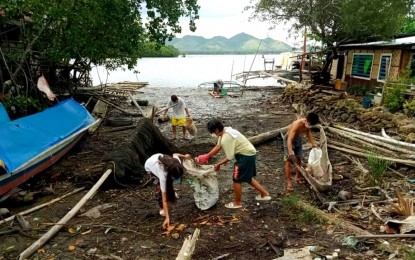 <p><strong>COASTAL CLEANUP.</strong> Children of fisherfolk in Barangay Cogtong, Candijay, Bohol collect garbage and other waste materials on Friday (Sept. 17, 2021). The activity was part of the International Coastal Cleanup Day celebrated every third week of September. <em>(Photo courtesy of BFAR-7)</em></p>