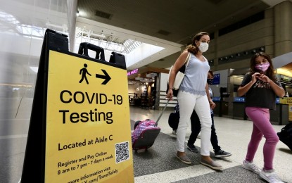 <p><strong>HEALTH PROTOCOL</strong>. Travelers wearing face masks are seen at the Los Angeles International Airport in Los Angeles, the United States on July 18, 2021. The United States will no longer prohibit foreign visitors from entering the country starting November if they are fully vaccinated against Covid-19. (<em>Xinhua</em>) </p>