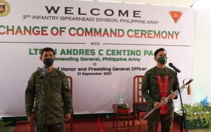 <p><strong>CHANGE OF COMMAND</strong>. Maj. Gen. Benedict Arevalo (right) assumes as acting commander of the Philippine Army’s 3rd Infantry Division (3ID), replacing Brig. Gen. Noel Baluyan on Tuesday (Sept. 21, 2021). Arevalo, in his message, urged the support of stakeholders in their campaign to defeat the insurgency. <em>(Photo courtesy of 3ID)</em></p>
