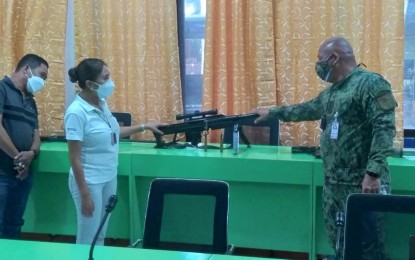 <p><strong>BIFF FIREARMS.</strong> Col. Henry Villar (right), North Cotabato police director, shows Governor Nancy Catamco the homemade .50-caliber Barrett sniper rifle, one of the firearms that three members of BIFF surrendered to the government on Wednesday (Sept. 22, 2021). The provincial government has provided cash and livelihood assistance to the surrenderers to restart their normal lives. <em>(Photo courtesy of North Cotabato PPO)</em></p>