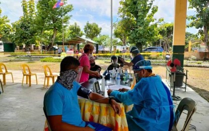 <p><strong>VACCINATION IN VILLAGES</strong>. The Iloilo Provincial Health Office (IPHO) holds its barangay-base vaccination in Barangay Jamabalud, Pototan town on Sept. 22, 2021. In his press conference on Thursday (Sept. 23, 2021) Iloilo Governor Arthur Defensor Jr. said over 200,000 doses of various Covid-19 vaccines will arrive in the province anytime soon. <em>(Photo courtesy of IPHO FB page)</em></p>