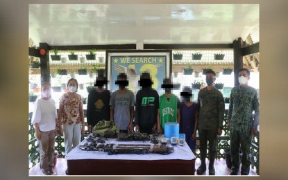 <p><strong>LEAVING NPA</strong>. The five fighters of the New People's Army with military, police, and local government officials during their surrender in Lope de Vega, Northern Samar on Tuesday (Sept. 21, 2021). The rebels also turned over several firearms.<em> (Photo courtesy of Philippine Army’s 43rd Infantry Battalion)</em></p>