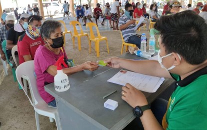 <p><strong>FINANCIAL AID</strong>. A beneficiary receives a cash grant from the Department of Social Welfare and Development (DSWD) in this undated photo. The agency has already released PHP75.39 million under the unconditional cash transfer program for poor families in Eastern Visayas. <em>(Photo courtesy of DSWD Region 8)</em></p>