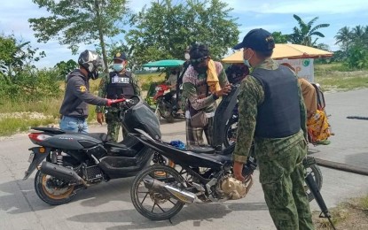 <p><strong>HEIGHTENED ALERT.</strong> Police and soldiers intensify checkpoint operations in Shariff Saydona Mustapha, Maguindanao starting Friday (Sept. 24, 2021) following skirmishes between government forces and the Bangsamoro Islamic Freedom Fighters this week. Three BIFF combatants and an Army soldier were killed in clashes in Barangay Dasawao on Thursday and Saturday (Sept. 23 and 25). <em>(Photo courtesy of Shariff Saydona Mustapha MPS)</em></p>