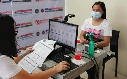 <p><strong>LAST FOUR DAYS.</strong> A Commission on Elections (Comelec) employee records the biometrics of a registrant at a mall satellite site in San Jose De Buenavista, Antique on Monday (Sept. 27, 2021). The site will accept 300 registrants daily until the final day on September 30. <em>(Photo courtesy of Comelec Antique)</em></p>