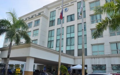 <p><strong>HALF-MAST</strong>. The Philippine flag at the Iloilo Provincial Capital flies in half-mast to mourn the passing of Guimbal Mayor Oscar “Oca” Garin Sr. The 80-year-old Garin patriarch also represented the province’s first district at the House of Representatives from 1987 to 1998 and from 2001 to 2004. (<em>Photo courtesy of Balita Halin sa Kapitolyo</em>) </p>
