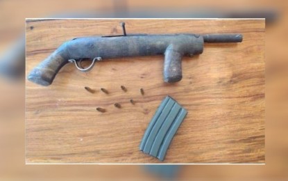 <p><strong>SURRENDER.</strong> One of the firearms turned over by three New People’s Army rebels in Dolores, Eastern Samar when they surrendered to the police on Sunday (Sept. 26, 2021). The surrender happened after a firefight that killed 19 rebels on August 19. <em>(Photo courtesy of Eastern Samar police)</em></p>
