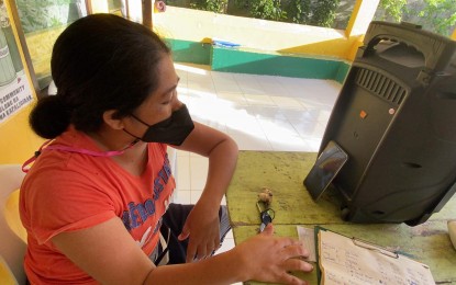 <p><strong>ONLINE CONSULTATION.</strong> A resident in Naval, Biliran availing the online consultation using a mobile phone during the launch on Monday (Sept. 27, 2021). The local government unit of Naval has launched its online consultation program providing free services to residents in the comfort of their homes as a way to prevent the spread of Covid-19.<em> (Photo courtesy of Naval local government)</em></p>