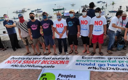 <p><strong>ANTI-RECLAMATION ORDINANCE</strong>. Coalition groups opposing a proposed multi-million pesos reclamation project in Dumaguete City, Negros Oriental are thankful to the Sangguniang Panlalawigan for enacting an ordinance protecting marine protected areas. Opposition groups, photographed here on Sept. 12, 2021, continue to hold protest activities in the capital city.<em> (PNA file photo by Judy Flores Partlow)</em></p>