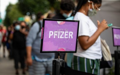 <p><strong>ANTIBODY LEVELS</strong>. People wait in line to receive the Pfizer/BioNTech Covid-19 vaccine at a mobile vaccine clinic in the Brooklyn borough of New York, United States on Aug. 23, 2021. A Swedish study found that antibody levels following vaccination decrease more rapidly than previously believed.<em> (Photo by Michael Nagle/Xinhua)</em></p>