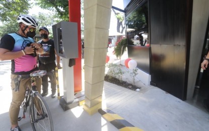 <p><strong>DRIVE-THRU</strong>. A biker relays his order through a mic box installed right at the drive-thru lane of Leylam, a Turkish-inspired Shawarma food company, on V. Rama Avenue, Cebu City. Leylam's vice president for operations Alsmith Ricana on Wednesday (Sept. 28, 2021) said their first-ever shawarma food drive-thru concept store is a testament that drive-thru and delivery are becoming a new normal in the food business in Cebu amid the coronavirus disease 2019 pandemic. <em>(Contributed photo)</em></p>