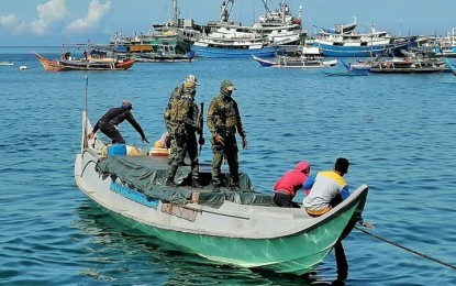 <p><strong>SMUGGLED CIGARETTES.</strong> Policemen together with Bureau of Customs (BOC) personnel intercept two watercraft and seize some P5.7 million worth of smuggled cigarettes Wednesday (Sep. 29, 2021) off the waters of Zamboanga City. One of the watercraft was a “jungkong” type motorboat with a four-man crew, while the other was manned by a five-man crew and loaded with 162 master cases of undocumented cigarettes. <em>(Photo courtesy of the Zamboanga City Police Office Public Information Office)</em></p>