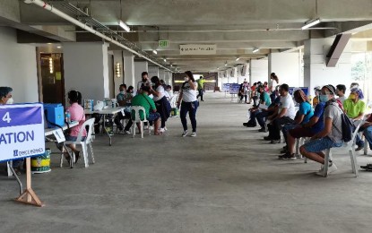<p><strong>VACCINATION.</strong> Dabawenyos line up for the vaccination drive at Verdon Park in this city. Employees, workers, and partners, as well as from Barangay 76-A Bucana were served through a partnership between the Davao City Government, City Health Office, Quadruple A developer DMCI Homes. <em>(Photo courtesy of DMCI)</em></p>