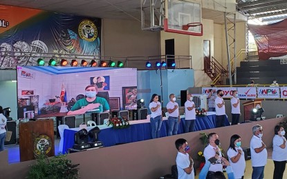 <p><strong>SOLIDARITY.</strong> Members of the regional political party Hugpong ng Pagbabago (HNP) in Davao del Norte take their oath of allegiance at the Carmen town municipal gymnasium on Thursday (Sept. 30, 2021). The group again urged Davao City Mayor Sara Duterte, concurrent HNP chairperson, who observed the event virtually, to run for president in the 2022 polls. <em>(PNA photo by Prexx Marnie Kate Trozo)</em></p>