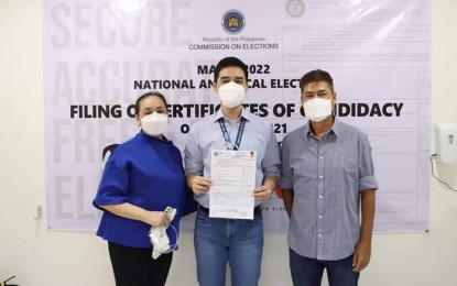 <p><strong>REELECTIONIST.</strong> Pasig Mayor Vico Sotto (center) is flanked by his celebrity parents, Connie Reyes (left) and Vic Sotto, when he filed his Certificate of Candidacy at the local Commission on Elections office on Friday (Oct. 1, 2021) morning. His runningmate will be former Pasig congressman Robert Jaworski Jr. <em>(Contributed photo)</em></p>