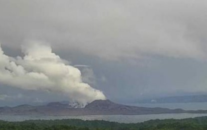 <p><strong>UNREST.</strong> Active degassing at the Taal Main Crater is seen from 4:50 p.m. to 5:30 p.m. on Tuesday (Oct. 5, 2021). Taal Volcano is currently on Alert Level 2, with sudden steam or gas-driven explosions and minor ashfall expected.<em> (Screenshot from Phivolcs Facebook)</em></p>