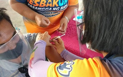 <p><strong>VACCINATION CONTINUES.</strong> A vaccinator administers coronavirus disease 2019 (Covid-19) vaccine to a resident as the inoculation continues in different vaccination centers in Zamboanga City. The City Health Office reported that a total of 332,568 doses of Covid-19 vaccines have been administered as of Oct. 4, 2021. <em>(Photo courtesy of the City Health Office)</em></p>