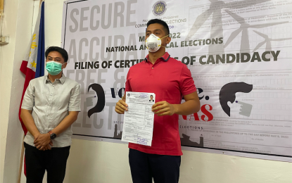 <p><strong>REELECTION BID</strong>. Ilocos Norte Governor Matthew Joseph Manotoc (right) shows his certificate of candidacy for the 2022 polls on Wednesday (Oct. 6, 2021). With him is Atty. Alipio Castillo, provincial election supervisor. (<em>PNA photo by Leilanie G. Adriano</em>) </p>