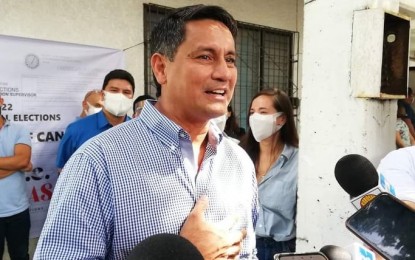 <p><strong>HOUSE SEAT</strong>. Ormoc City Mayor Richard Gomez talks to reporters after he filed his certificate candidacy at the Leyte provincial election office on Wednesday (Oct. 6, 2021). The actor-turned-mayor is eyeing to swap posts with his wife, Leyte 4th District Rep. Lucy Torres-Gomez. <em>(PNA photo by Sarwell Meniano)</em></p>