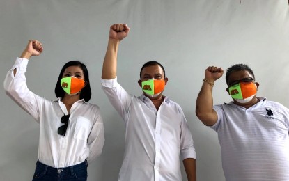 <p><strong>MEDIA POWER</strong>. Brigada Group of Companies founder and chief executive officer Elmer Catulpos (center) and media personalities Dyll Bartolaba (left) and lawyer Kan Balleque (right) vow to “fight for the people” of General Santos City as they formally filed their certificates of candidacy at the Commission on Elections on Thursday (Oct. 7, 2021). Catulpos is running for city mayor while Bartolaba and Balleque are vying for city council seats. <em>(PNA photo by Richelyn Gubalani)</em></p>