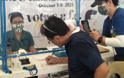 <p><strong>VICE MAYORAL BET</strong>. Bacolod City Councilor Wilson Gamboa Jr. files his certificate of candidacy for7 vice mayor before the Commission on Elections on Thursday (Oct. 7, 2021). The lone opposition official elected in the city during the May 2019 polls is serving his third and final term. <em>(Photo courtesy of RMN DYHB Bacolod)</em></p>
