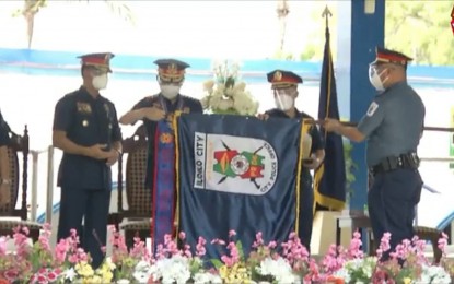 <p><strong>AWARDEES</strong>. Philippine National Police (PNP) Chief, General Guillermo Lorenzo Eleazar (center), ties the banner for the Best City Police Office to the Iloilo City Police Office on the occasion of the 120th Police Service Anniversary in Western Visayas at the Camp Martin Delgado in Iloilo City on Thursday (Oct. 7, 2021). Eleazar, in his message, urged the PNP rank and file to get inspiration from the awardees. <em>(Photo screenshot from Facebook live streaming)</em></p>