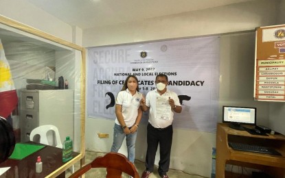 <p><strong>BID FOR GUV.</strong> Former Nagtipunan, Quirino Mayor Rosario Camma (right) shows his certificate of candidacy for governor after filing at the Comelec provincial office in Cabarroguis, Quirino. He is accompanied by daughter, suspended Nagtipunan mayor Nieverose Camma-Meneses. <em>(Photo by Villamor Visaya Jr.)</em></p>