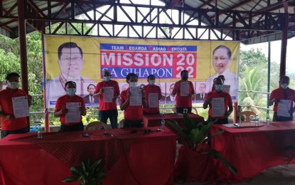 <p><strong>ON A MISSION</strong>. Reelectionist Mayor Margarito Mission, Jr. of San Remigio (6th from left) and his teammates show the copies of their certificates of candidacy (COCs) filed on the Oct. 8, 2021 deadline given by the Commission on Election. Mission said he is seeking reelection to usher progress by providing access to education to learners in their municipality. <em>(PNA photo by Annabel Consuelo J. Petinglay)</em></p>