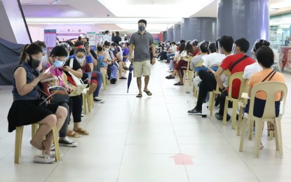 <p><strong>LONG QUEUE.</strong> The one-day voters’ registration for next year's national and local elections draws a long queue at a mall in Cubao, Quezon City on Sept. 27, 2021. The Commission on Elections extended the local registration from October 11 to 30. <em>(PNA photo by Robert Alfiler)</em></p>
