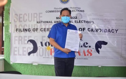 <p><strong>REGIONAL POLITICAL PARTY</strong>. Iloilo Governor Arthur Defensor Jr. files his certificate of candidacy at the provincial office of the Commission on Elections (Comelec) on Friday (Oct. 8, 2021). He said he is running under the regional party Uswag Ilonggo and the National Unity Party. <em>(Photo courtesy of Balita Halin sa Kapitolyo)</em></p>