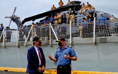 <p style="font-weight: 400;"><strong>GOODWILL VISIT.</strong> Canada’s Ambassador to the Philippines Peter MacArthur welcomes Commander Doug Layton, Commanding Officer of the HMCS Winnipeg, to Manila, as the ship docked for a goodwill visit on Tuesday (Oct. 12, 2021). The HMCS Winnipeg arrives at the Port of Manila on Oct. 11. <em>(Photo courtesy of the Canadian Embassy in Manila)</em></p>