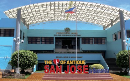 <p><strong>TO BE MOVED.</strong> The existing municipal hall of San Jose de Buenavista located at the center of the commercial district. San Jose de Buenavista Mayor Elmer Untaran, who is running unopposed on his third term, in an interview Tuesday (Oct 12, 2021) said he will transfer the municipal hall to a wider area outside of the town proper to decongest traffic. <em>(Photo courtesy of San Jose de Buenavista LGU)</em></p>
