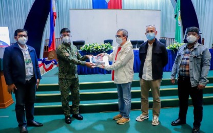 <p><strong>COVID FIGHT APP.</strong> Isabela provincial administrator Noel Manuel Lopez (center) leads the ceremonial scanning and turnover of scanners and a laptop to the Isabela police led by Col. James Cipriano at the provincial capitol in the City of Ilagan on Tuesday (Oct. 12, 2021). With them are Isabela State University president Dr. Ricmar Aquino, Board Member Emmanuel Joselito Añez, and provincial safety chief Lawyer Constante Foronda. <em>(Photo courtesy of Isabela PIO)</em></p>