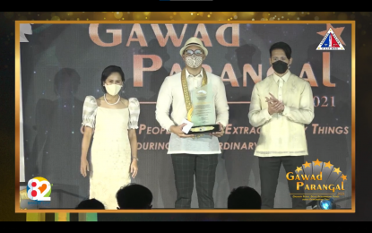 <p><strong>AWARDEES</strong>. Quezon City Mayor Joy Belmonte (left) and Vice Mayor Gian Sotto (right) pose with Gawad Parangal awardee Dr. Leandro Resurreccion III during the awarding ceremony at Centris on Tuesday evening (Oct. 12, 2021). This year's awardees include six individuals and six organizations who have done exemplary deeds amid the Covid-19 pandemic. <em>(Photo grabbed from QC government Facebook page)</em></p>