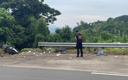 <p><strong>KILLED.</strong> A police investigator inspects the area where six suspected members of a robbery and car theft gang were killed in an encounter with police officers in Antipolo City, Rizal on Thursday (Oct. 14, 2021). Local police said the group’s area of operation includes Calabarzon, Central Luzon and Metro Manila. <em>(Photo courtesy of HPG)</em></p>