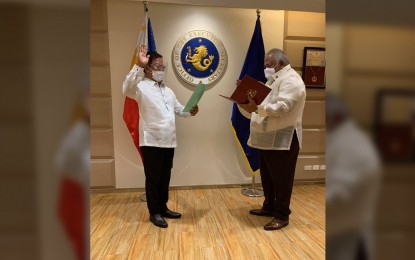 <p><strong>OATH-TAKING</strong>. Roger Mercado takes his oath as newly-appointed Acting Secretary of Public Works and Highways before Executive Secretary Salvador Medialdea on Wednesday (Oct. 13, 2021) in Malacañang. He resigned as Southern Leyte representative to replace Mark Villar, who resigned to run as a senatorial candidate. <em>(Photo courtesy of Nacional Mercado)</em></p>