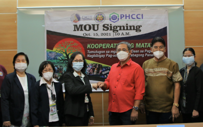 <p><strong>MOU SIGNING</strong>. The Perpetual Help Community Cooperative Inc. (PHCCI) signs on Friday (Oct. 15, 2021) a memorandum of understanding with the Cooperative Development Authority and Department of Information and Communications Technology for the digitaljobsPH project. In photo are CDA-Region 7 director Engr. Doreen Ancheta and PHCCI board of directors chair Romulo Amarado (3rd and 4th from left). <em>(Photo courtesy of PHCCI)</em></p>
