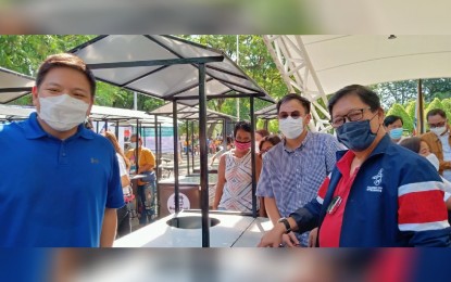 <p><strong>GOV'T AID. </strong>Labor Secretary Silvestre Bello III (right), Dagupan City Mayor Brian Lim (left), and 4th District Rep. Christopher de Venecia lead the ceremonial turn-over of the DOLE Nego-Kart (<em>Negosyo sa Kariton</em>) to the 25 initial recipients. The Nego-Karts were requested by de Venecia to help his constituents who are barely earning as ambulant vendors. <em>(PNA photo by Liwayway Yparraguirre) </em></p>