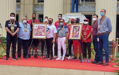 <p><strong>STAMPS FOR LEGEND</strong>. (L-R) PBA commissioner Willie Marcial, Executive Secretary Salvador Medialdea, Postmaster General Norman Fulgencio, former Pasig Representative Dodot Jaworski, PSC commissioner Mon Fernandez, and the current Ginebra stars take a photo together as they jointly launch the commemorative stamps honoring Philippine basketball legend Robert Jaworski on Saturday (Oct. 16, 2021). The Philippine Postal Corporation unveiled the nine-stamp series with pictures of Jaworski playing during his prime days in the '70s and the '80s. <em>(PNA photo by Ivan Saldajeno)</em></p>