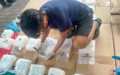 <p><strong>DRUG HAUL.</strong> An anti-drug personnel checks on the illegal substance seized from four Chinese nationals who were killed in an operation that resulted in the recovery of some P262 million worth of shabu in Barangay Pulong Cacutud, Angeles City, Pampanga on Monday (Oct. 18, 2021). PDEA-Central Luzon Regional Director Bryan Babang said the operating team was able to secure a deal with the suspects, which led to the conduct of a buy-bust operation.<em> (Photo courtesy of PDEA-Central Luzon)</em></p>