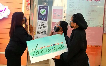<p><strong>FULL COMPLIANCE.</strong> A shop in a Quezon City mall has a safety seal and its employees vaccinated against Covid-19 in this undated photo. Under the local government rules, only vaccinated customers can access all shops and services in QC malls. <em>(Photo courtesy of Araneta City)</em></p>