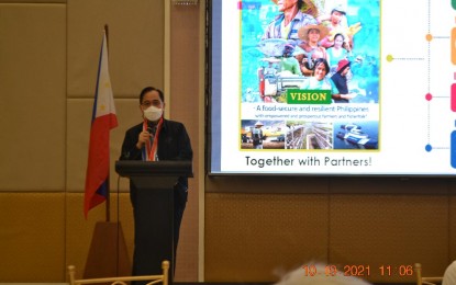 <div class="ns4p8fja j83agx80 cbu4d94t a6sixzi8 bkfpd7mw a1xu1aao nred35xi"><strong>ALBAY VISIT.</strong> Agriculture Secretary William Dar speaks on transforming Philippine agriculture during the signing of an agreement for the implementation of the Provincial-led Agriculture and Fisheries Extension Services (PAFES) program in Albay on Tuesday (Oct. 19, 2021). The undertaking is in preparation for the "full devolution" under the Mandanas Ruling that will take effect next year.<em> (Photo by Mar Serrano)</em></div>